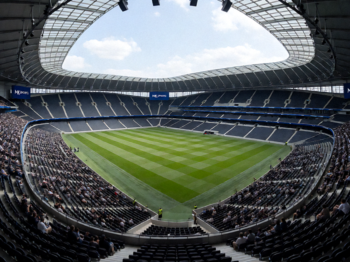 大型体育场馆全景，草坪平整，看台环绕，用于展示 MK SPORTS 赛事覆盖场景